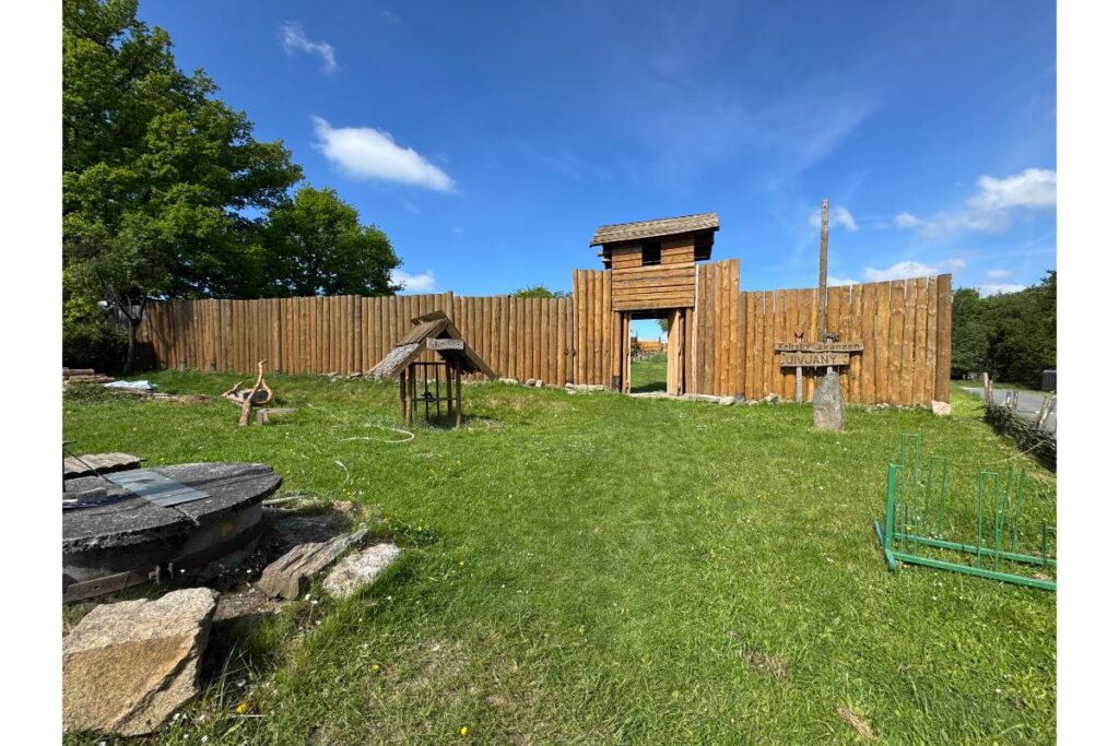 Keltský skanzen Jivjany – vstupní brána do areálu s keltskými stavbami