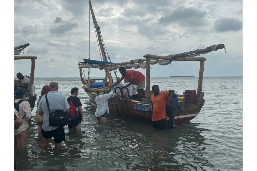 tradicni lod dhow na zanzibaru