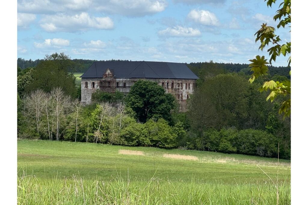 Zřícenina zámku Prostiboř – detailní pohled z louky nad obcí Kopec