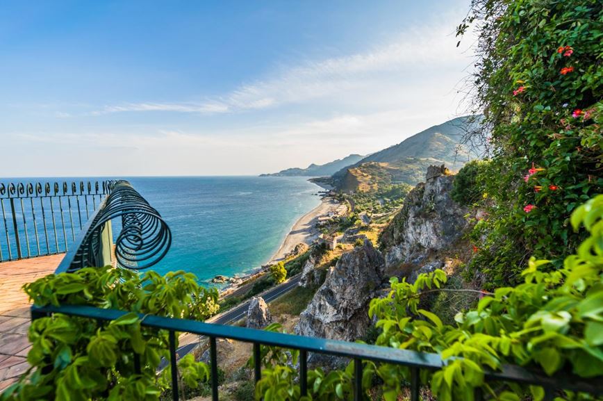 Výhled na severní pobřeží Sicílie u Cefalù s mořem, útesy a pobřežní cestou – lehká turistika v říjnu